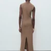 Tailliertes Kleid mit Struktur Tailliertes Kleid mit Struktur