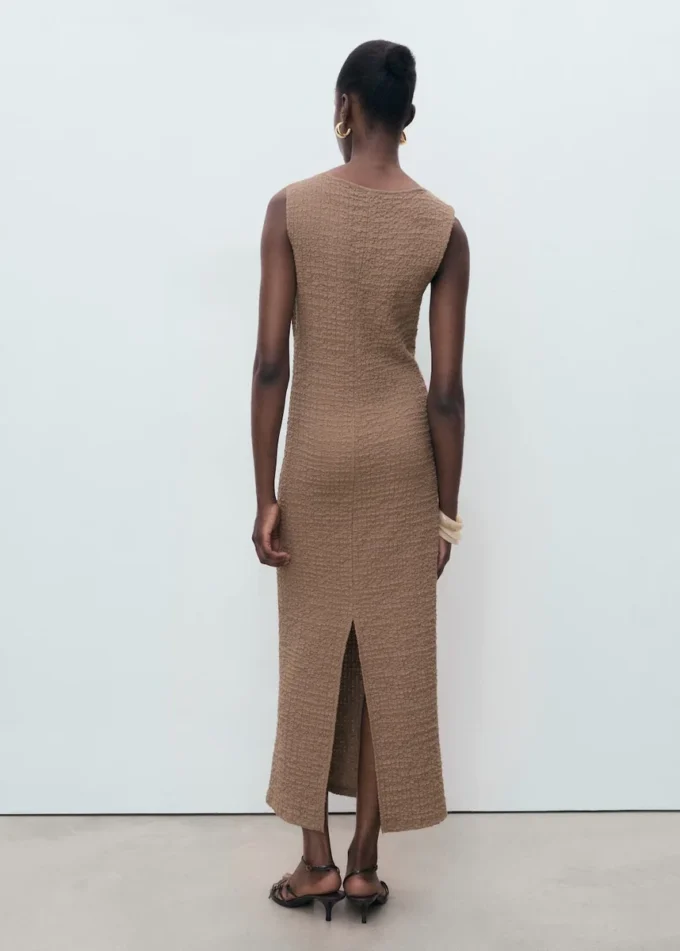 Tailliertes Kleid mit Struktur Tailliertes Kleid mit Struktur
