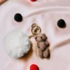 Teddybär-Schlüsselanhänger mit Bommel Teddybär-Schlüsselanhänger mit Bommel