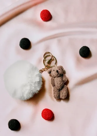 Teddybär-Schlüsselanhänger mit Bommel Teddybär-Schlüsselanhänger mit Bommel