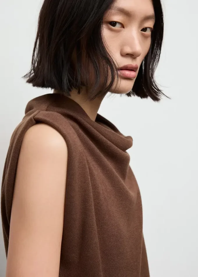 Top mit drapiertem Ausschnitt Top mit drapiertem Ausschnitt