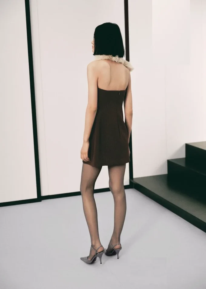 Trägerloses, ausgestelltes Kleid Trägerloses, ausgestelltes Kleid