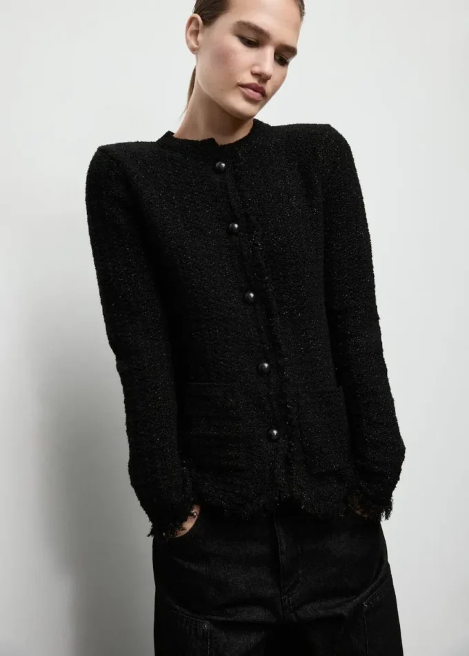 Tweed-Strickjacke mit ausgefransten Kanten Tweed-Strickjacke mit ausgefransten Kanten