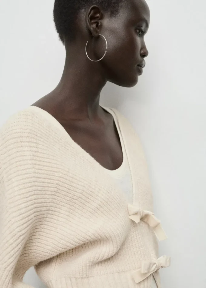 V-Ausschnitt-Strickjacke mit Schleifen