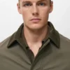 Wasserabweisende Jacke mit Cordkragen Wasserabweisende Jacke mit Cordkragen