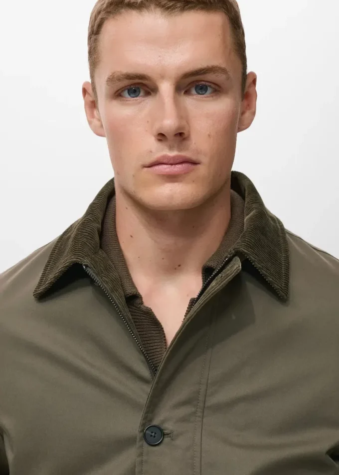 Wasserabweisende Jacke mit Cordkragen Wasserabweisende Jacke mit Cordkragen