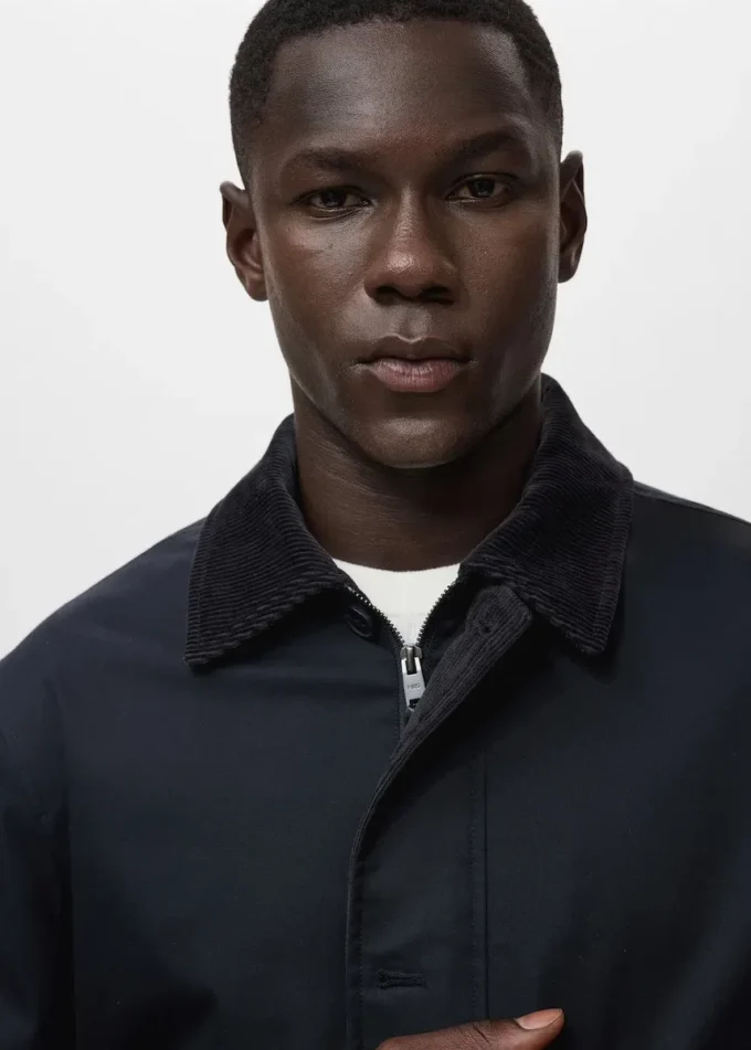 Wasserabweisende Jacke mit Cordkragen Wasserabweisende Jacke mit Cordkragen