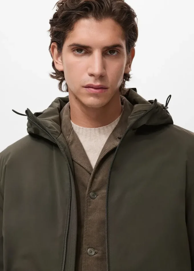 Wasserabweisende Kapuzenjacke im Barn-Stil Wasserabweisende Kapuzenjacke im Barn-Stil