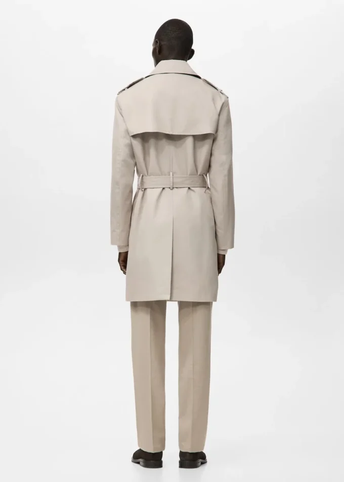 Wasserabweisender Trenchcoat mit Gürtel Wasserabweisender Trenchcoat mit Gürtel