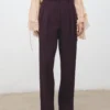 Weite Hose mit mittlerer Leibhöhe und Falten Weite Hose mit mittlerer Leibhöhe und Falten