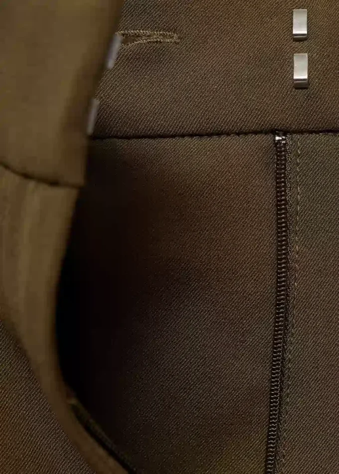 Weite Hose mit mittlerer Leibhöhe und Falten Weite Hose mit mittlerer Leibhöhe und Falten