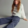 Weite Jeans mit Blumendetail Weite Jeans mit Blumendetail