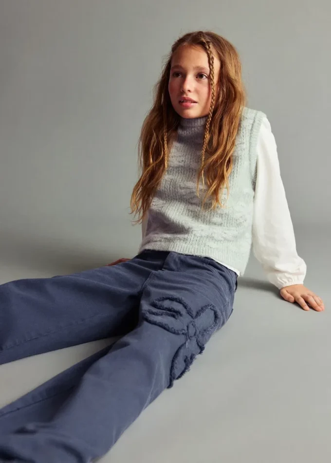 Weite Jeans mit Blumendetail Weite Jeans mit Blumendetail