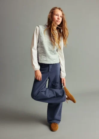 Weite Jeans mit Blumendetail