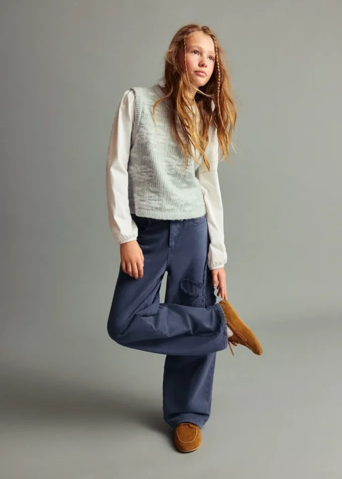 Weite Jeans mit Blumendetail Weite Jeans mit Blumendetail