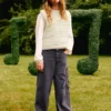 Weite Jeans mit Blumendetail Weite Jeans mit Blumendetail