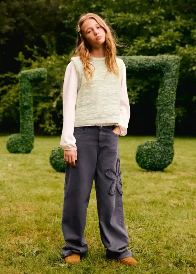 Weite Jeans mit Blumendetail Weite Jeans mit Blumendetail