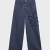 Weite Jeans mit Blumendetail Weite Jeans mit Blumendetail