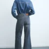 Weite Jeans mit Knöpfen