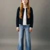 Weite Jeans mit leicht ausgefranstem Saum Weite Jeans mit leicht ausgefranstem Saum