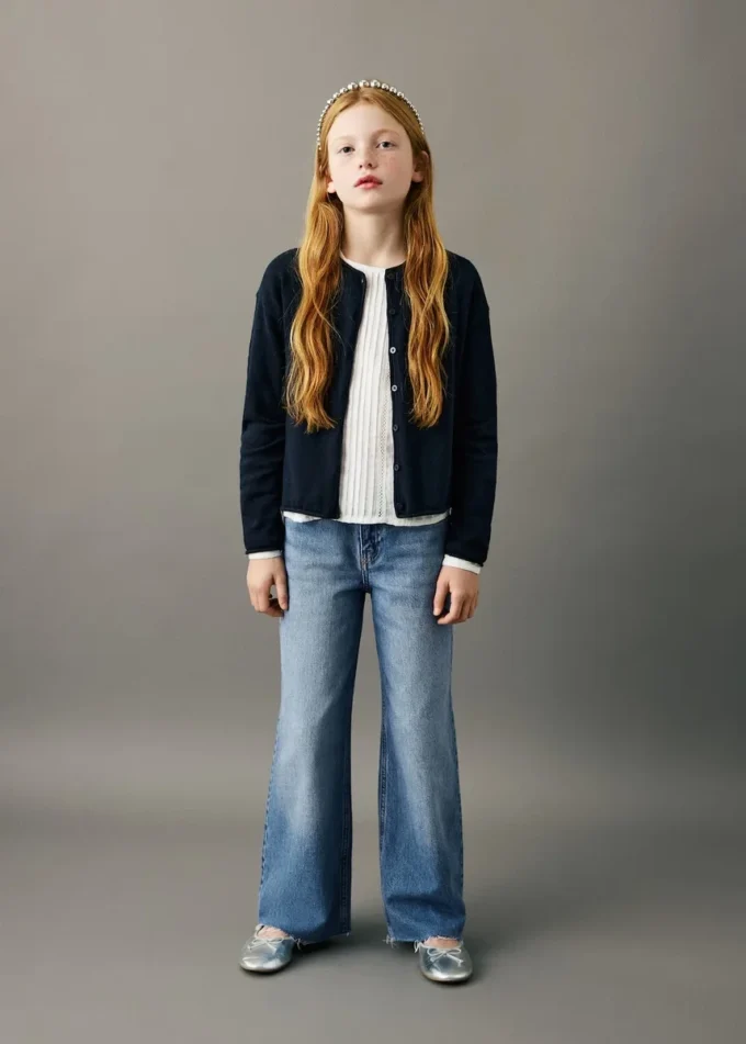 Weite Jeans mit leicht ausgefranstem Saum Weite Jeans mit leicht ausgefranstem Saum