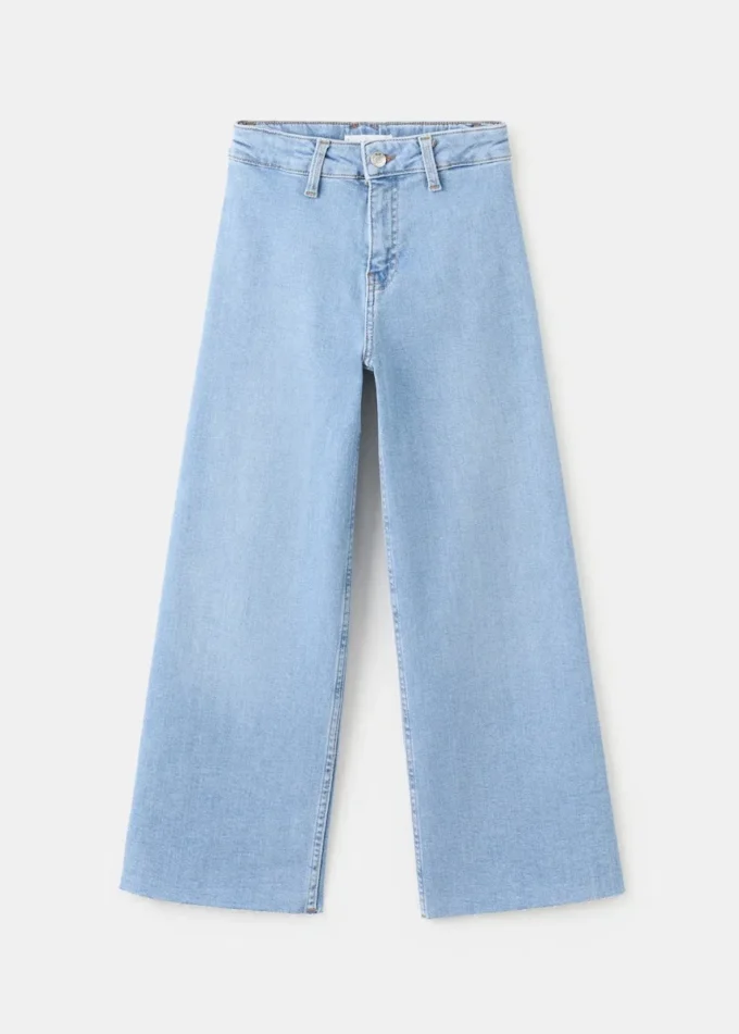 Weite Jeans mit leicht ausgefranstem Saum Weite Jeans mit leicht ausgefranstem Saum