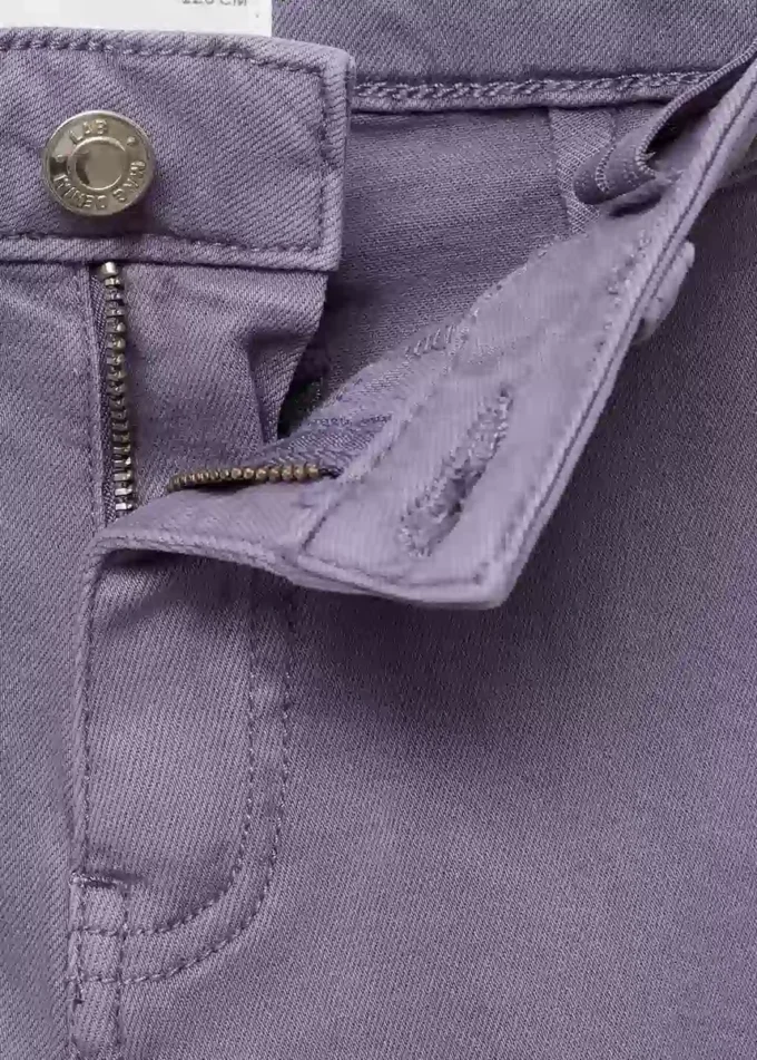 Weite Jeans mit leicht ausgefranstem Saum Weite Jeans mit leicht ausgefranstem Saum