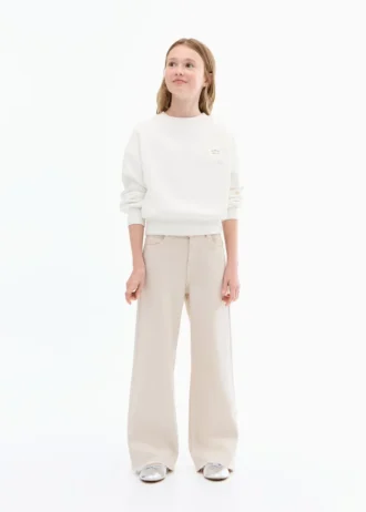 Weite Jeans mit leicht ausgefranstem Saum