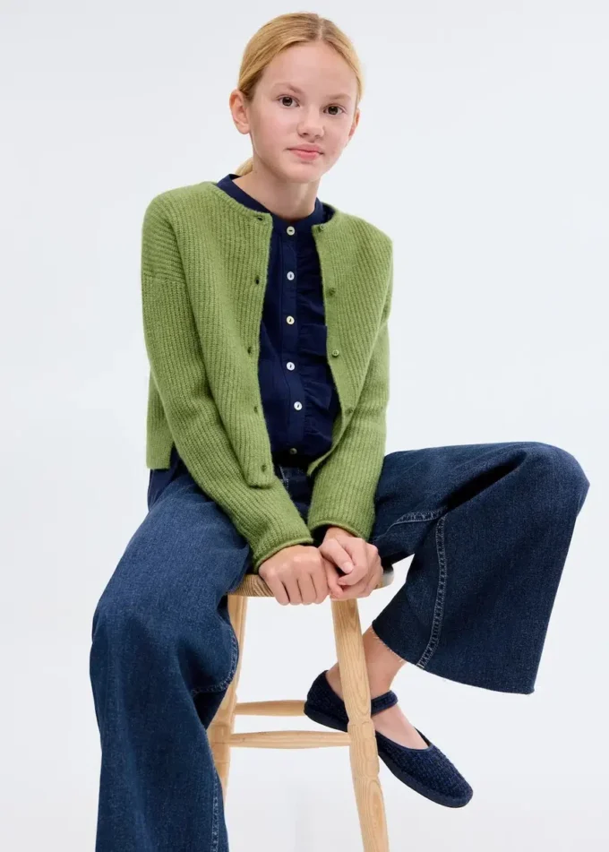 Weite Jeans mit leicht ausgefranstem Saum Weite Jeans mit leicht ausgefranstem Saum