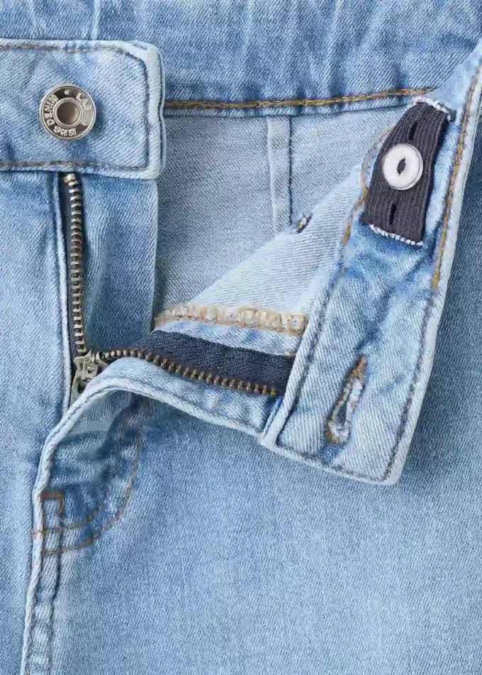 Weite Jeans mit leicht ausgefranstem Saum Weite Jeans mit leicht ausgefranstem Saum