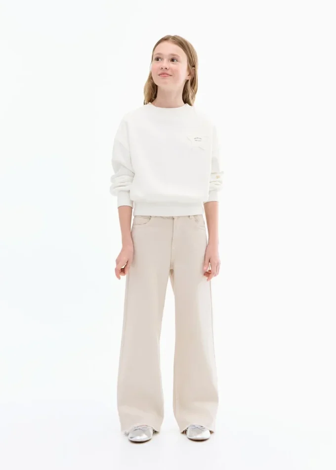 Weite Jeans mit leicht ausgefranstem Saum