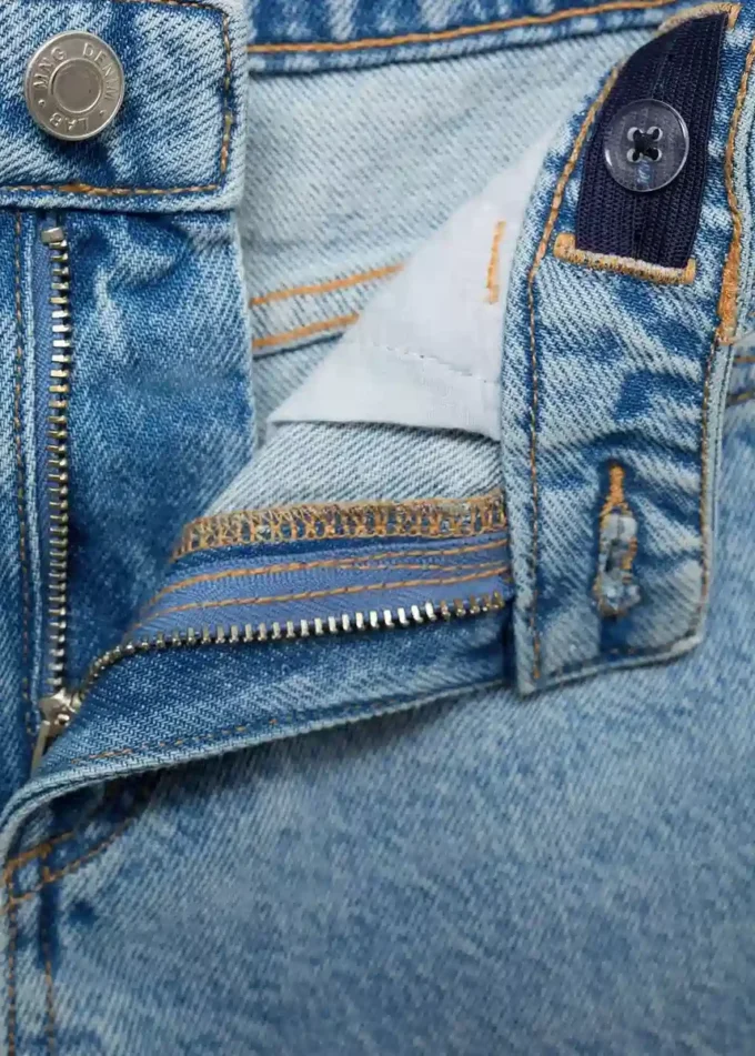 Weite Jeans mit leicht ausgefranstem Saum Weite Jeans mit leicht ausgefranstem Saum