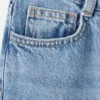 Weite Jeans mit leicht ausgefranstem Saum Weite Jeans mit leicht ausgefranstem Saum