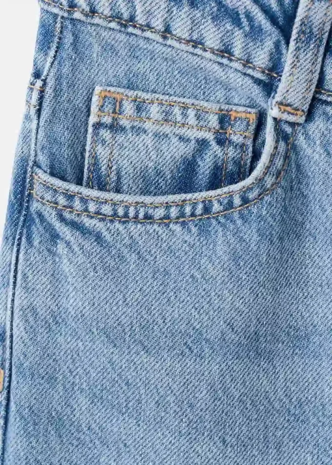 Weite Jeans mit leicht ausgefranstem Saum Weite Jeans mit leicht ausgefranstem Saum