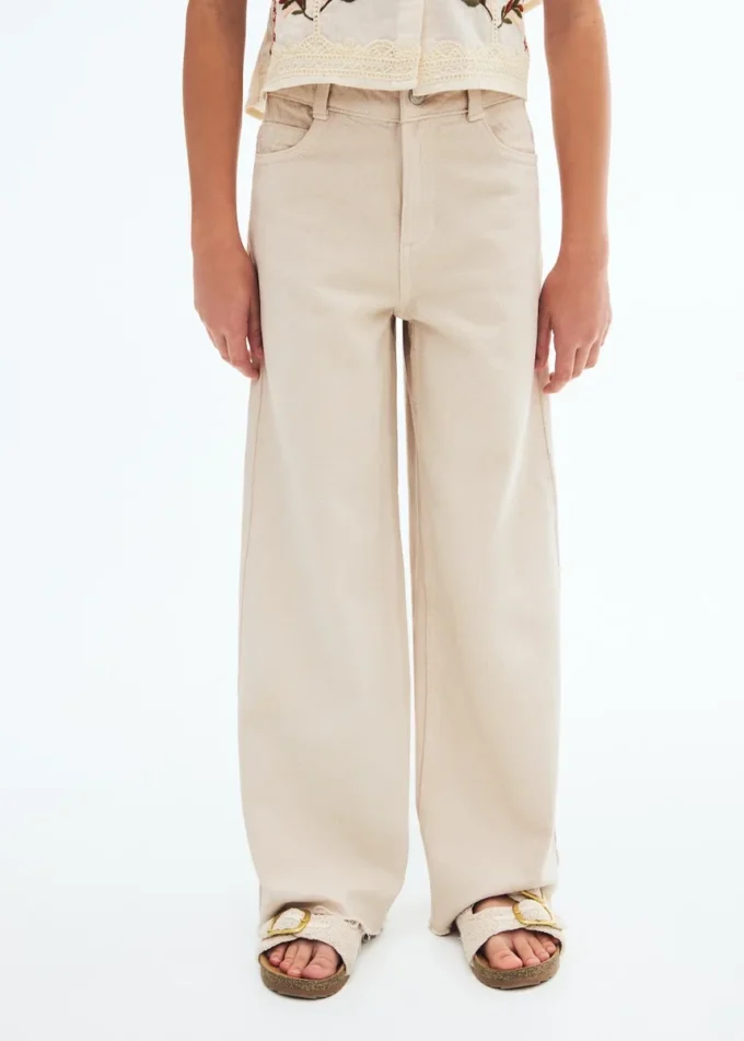 Weite Jeans mit leicht ausgefranstem Saum