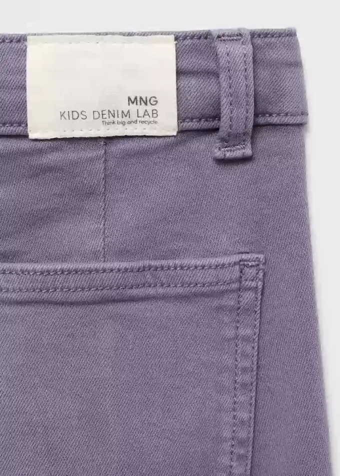 Weite Jeans mit leicht ausgefranstem Saum Weite Jeans mit leicht ausgefranstem Saum