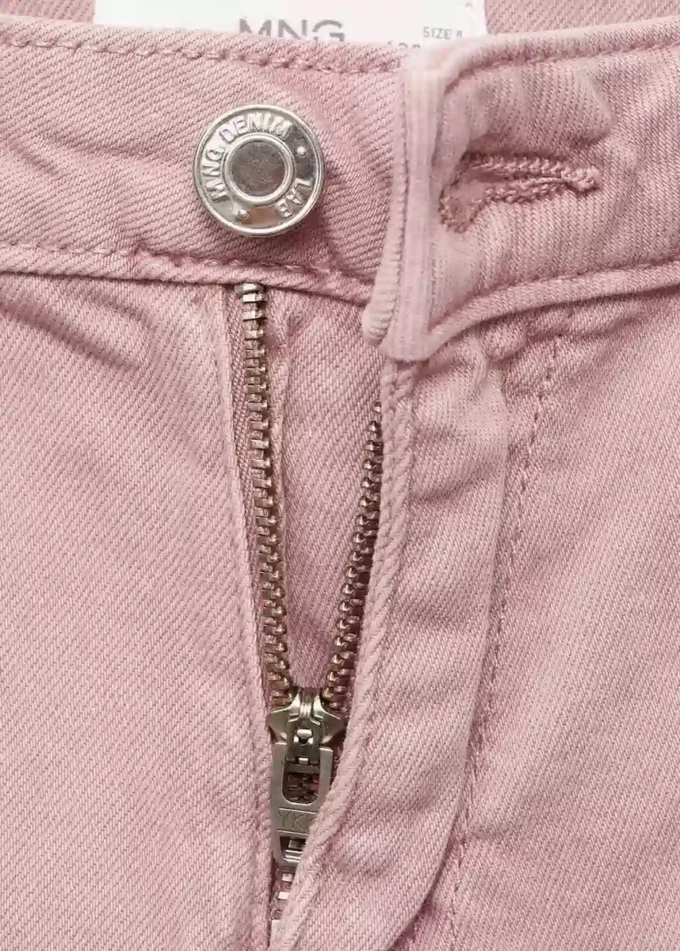 Weite Jeans mit leicht ausgefranstem Saum Weite Jeans mit leicht ausgefranstem Saum
