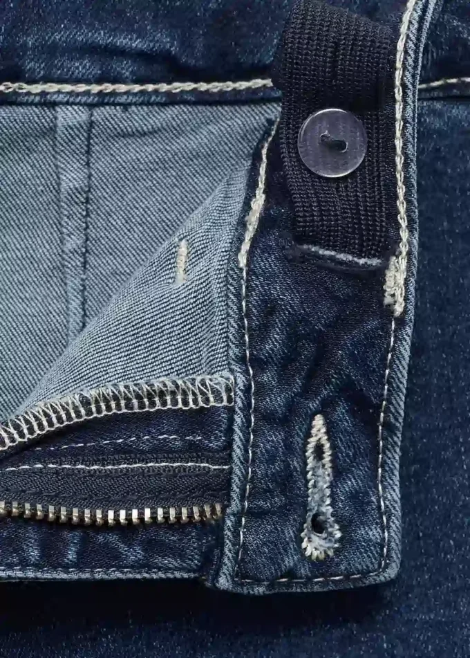 Weite Jeans mit leicht ausgefranstem Saum Weite Jeans mit leicht ausgefranstem Saum