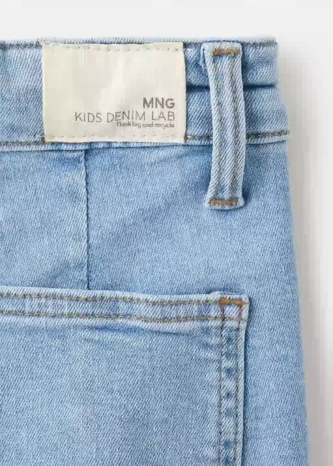 Weite Jeans mit leicht ausgefranstem Saum Weite Jeans mit leicht ausgefranstem Saum