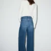 Weite Jeans mit mittlerer Leibhöhe und überkreuztem Bund Weite Jeans mit mittlerer Leibhöhe und überkreuztem Bund