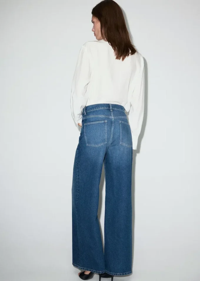 Weite Jeans mit mittlerer Leibhöhe und überkreuztem Bund Weite Jeans mit mittlerer Leibhöhe und überkreuztem Bund
