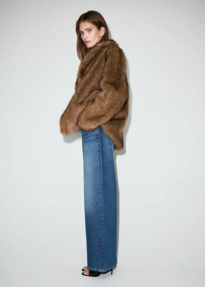Weite Jeans mit mittlerer Leibhöhe und überkreuztem Bund Weite Jeans mit mittlerer Leibhöhe und überkreuztem Bund