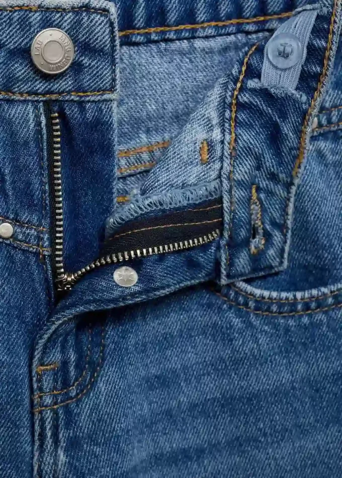 Weite Jeans mit Nieten Weite Jeans mit Nieten