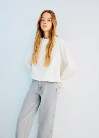 Weite Jeans mit Strasssteinen