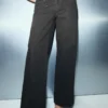 Weite Jeans mit Strasssteinen Weite Jeans mit Strasssteinen