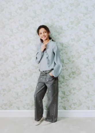 Weite Jeans mit Strasssteinen