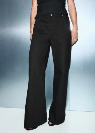 Weite Jeans mit Strasssteinen