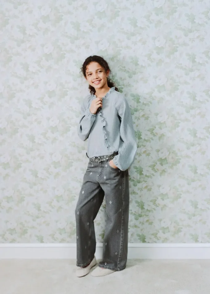 Weite Jeans mit Strasssteinen Weite Jeans mit Strasssteinen