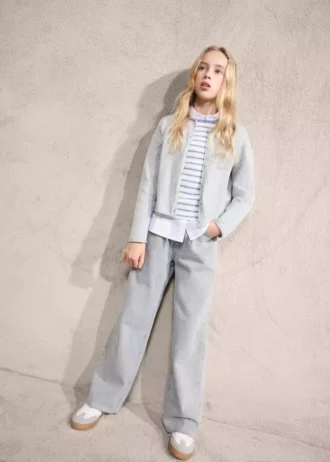 Weite Jeans mit Strasssteinen
