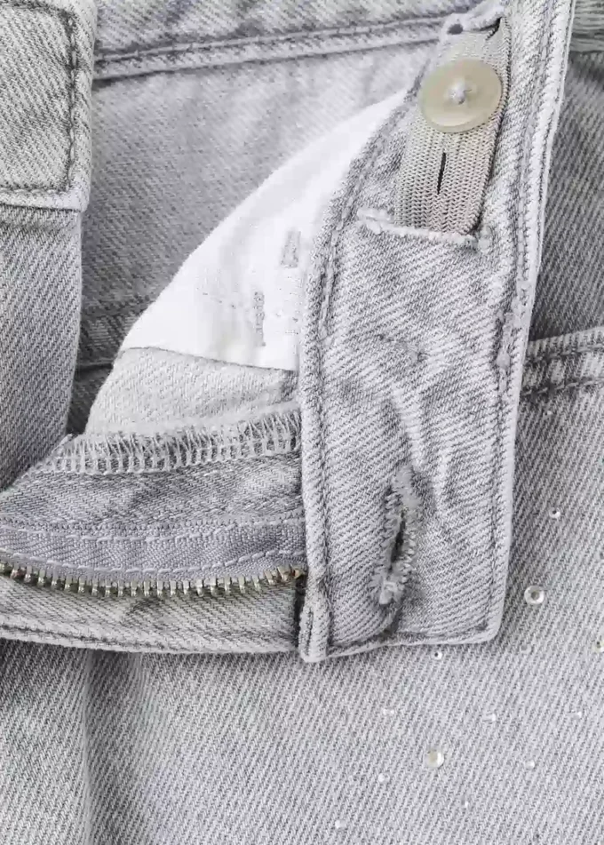 Weite Jeans mit Strasssteinen Weite Jeans mit Strasssteinen